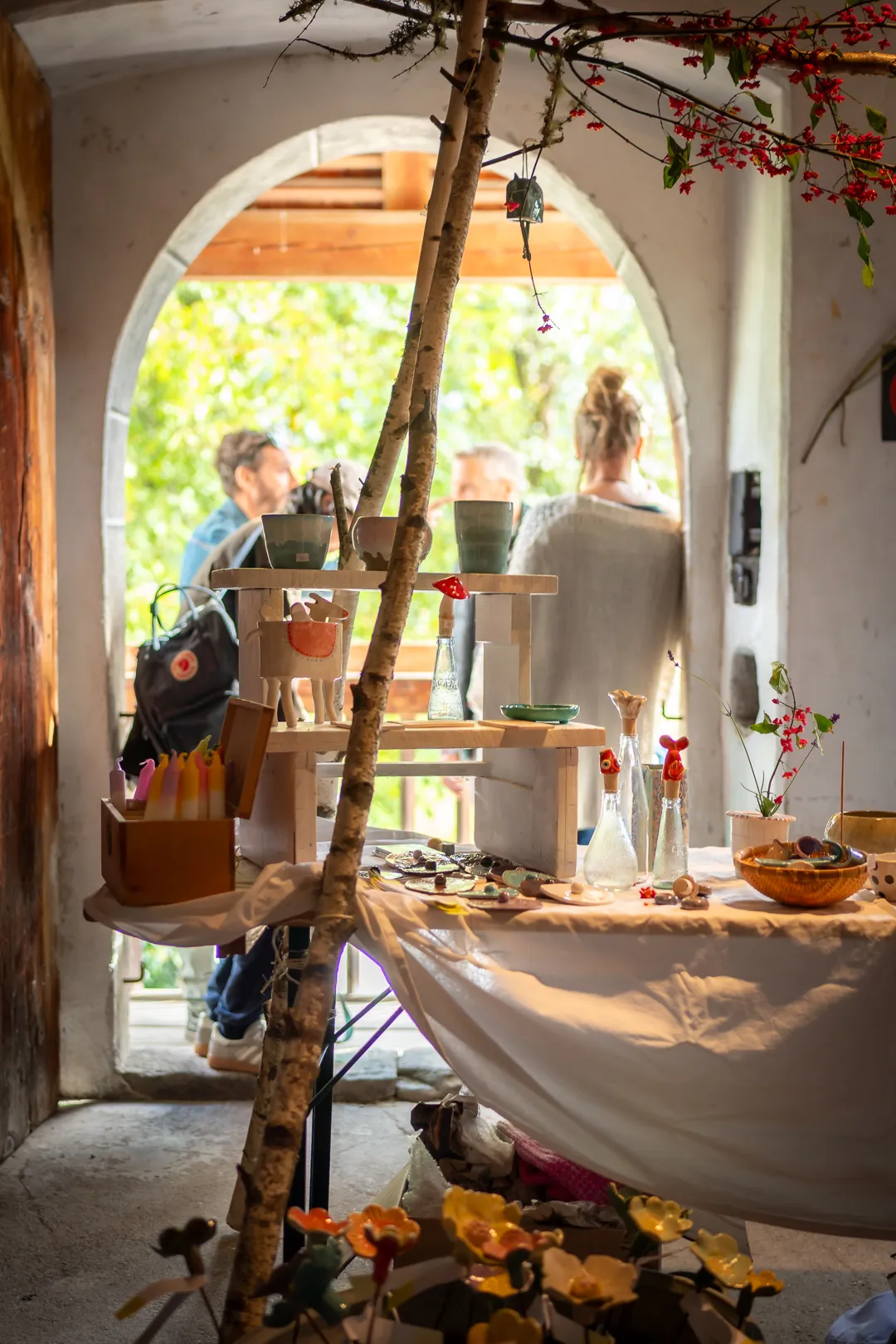 Kunsthandwerk an einem Marktstand im Torbogen der Tammerburg.
