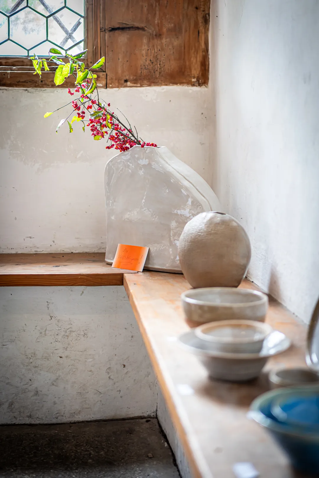 Keramik und Blumenschmuck beim Flowmarkt 2025.