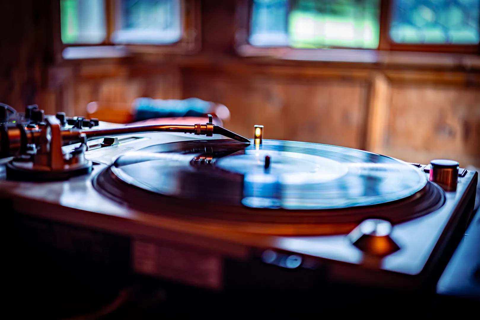 Plattenspieler beim Jazz-Brunch des Flowmarkts 2025.