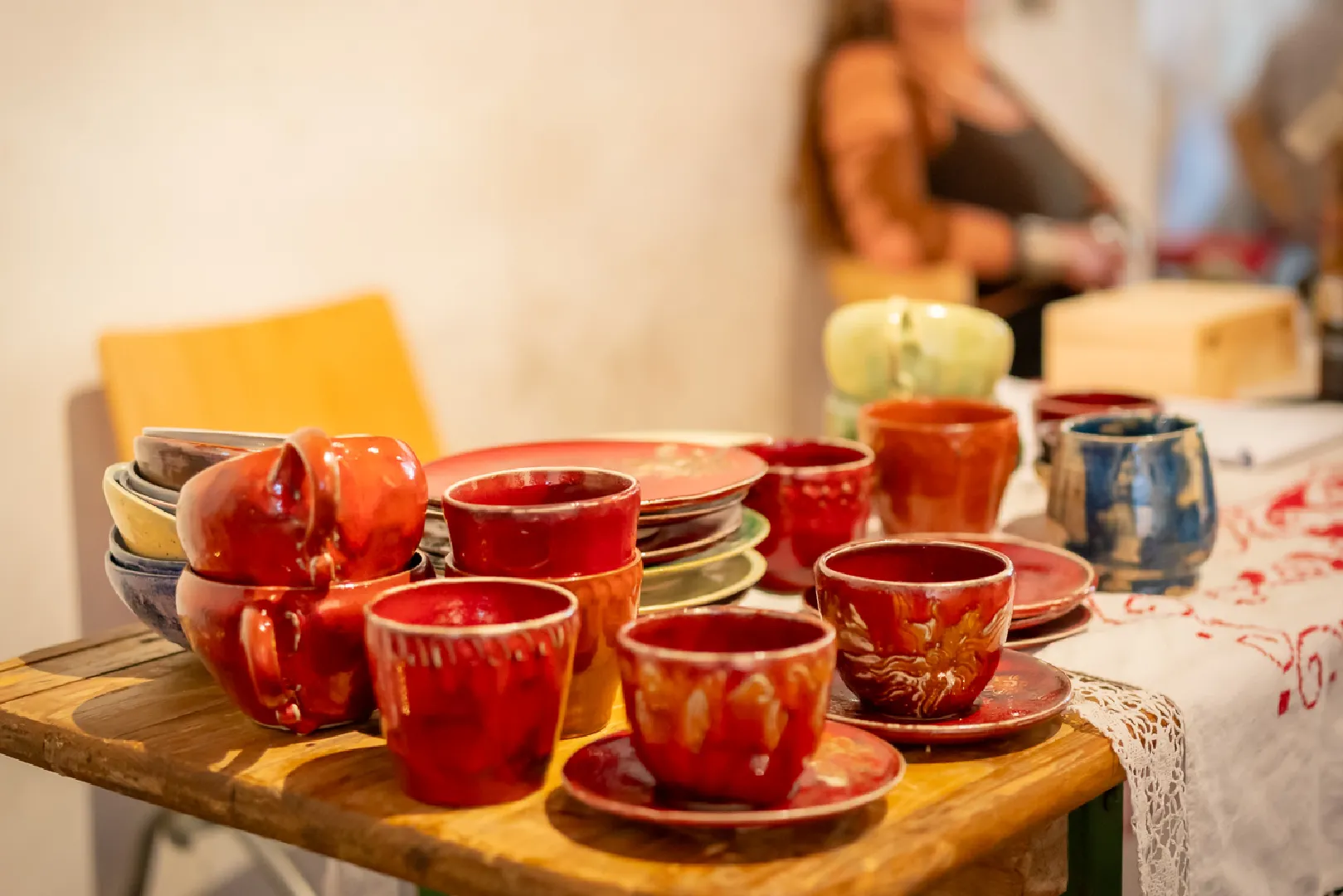 Rote handgefertigte Keramik beim Flowmarkt 2025.