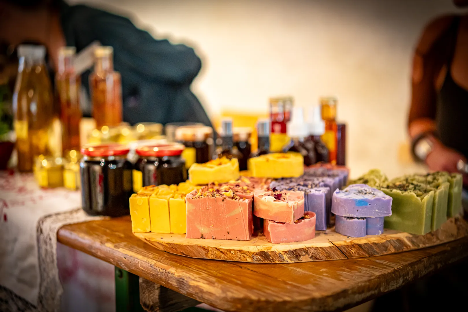 Handgemachte Seifen und regionale Produkte beim Flowmarkt 2025.