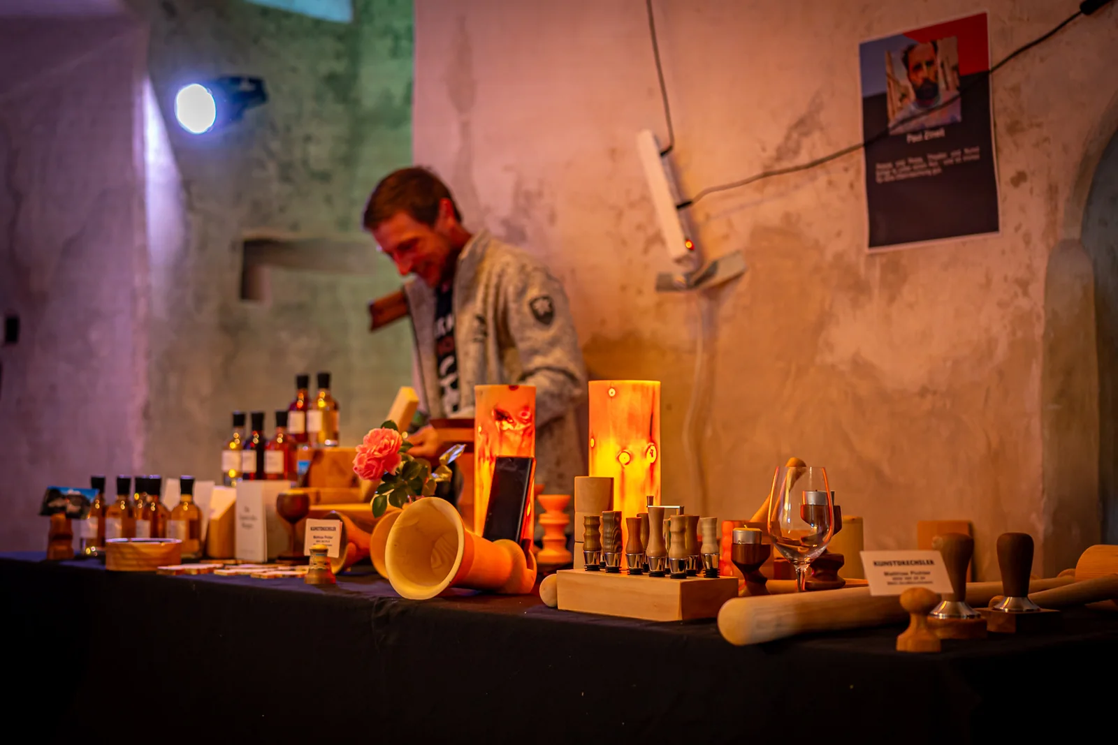 Ein Marktstand mit regionalen Produkten und handgefertigten Holzarbeiten.