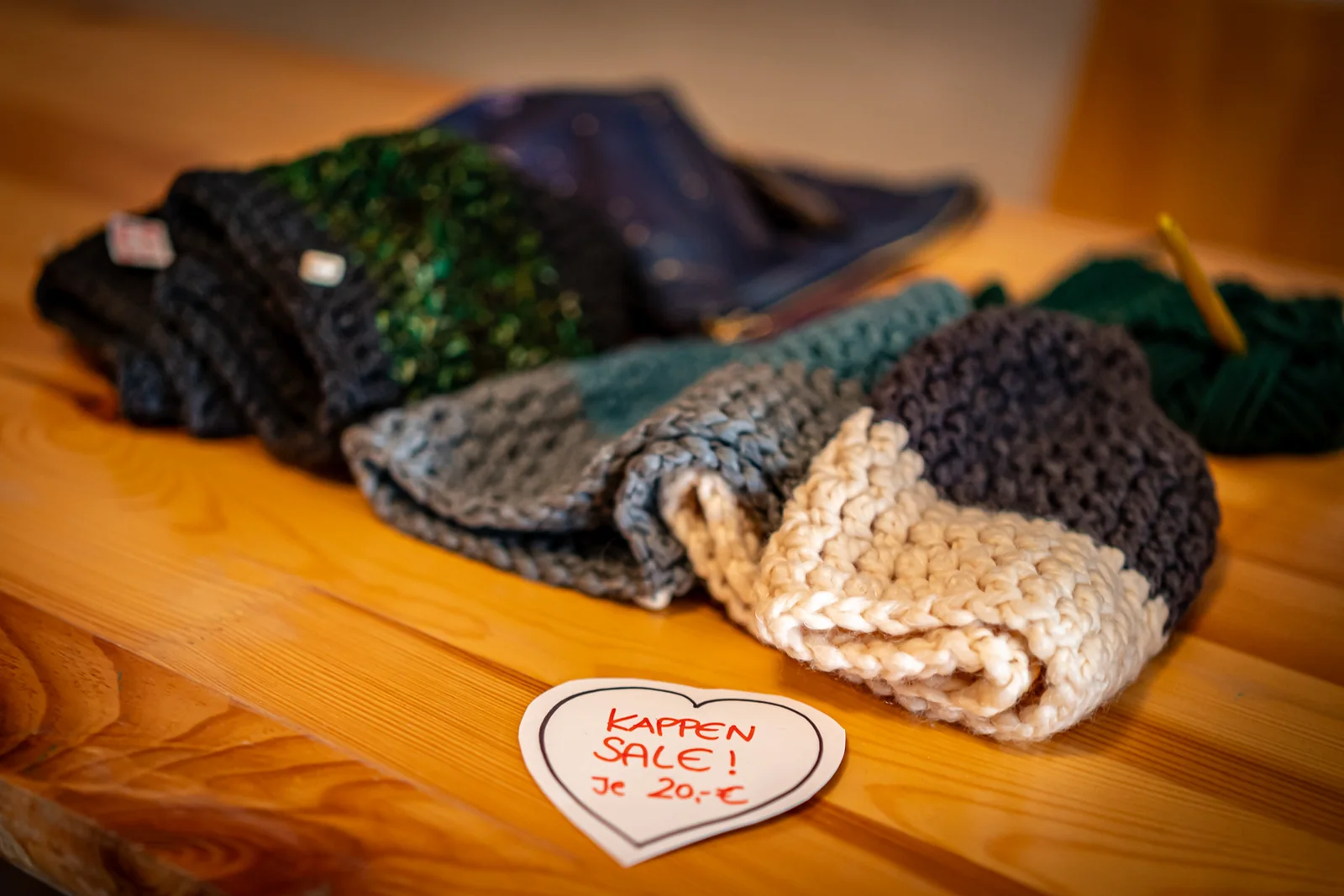 Handgemachte Strickwaren und Accessoires beim Flowmarkt.