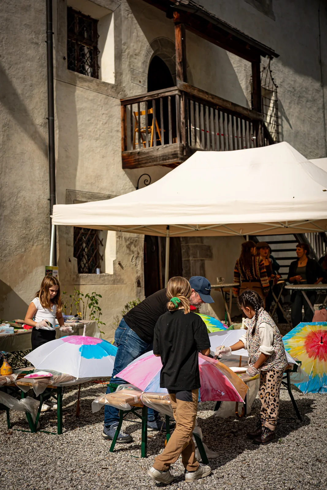 Kinder gestalten bunte Schirme beim Flowmarkt.